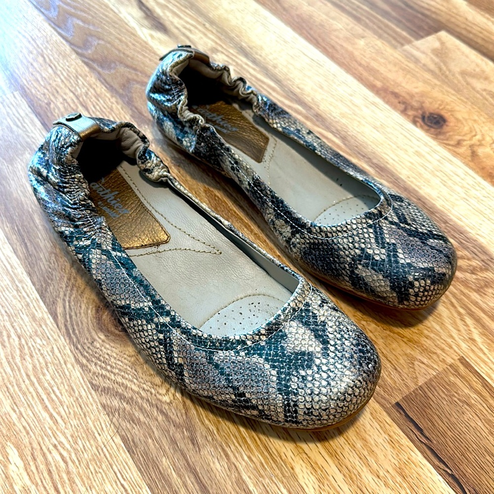 Earthies faux snakeskin leather shoes  flats size 9.5